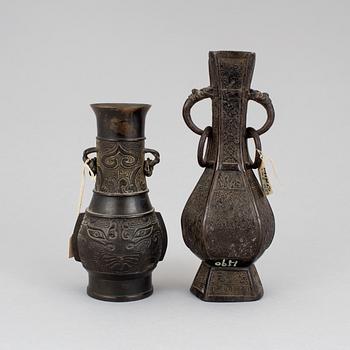 Two bronze vases, Qing dynasty, 19th Century.