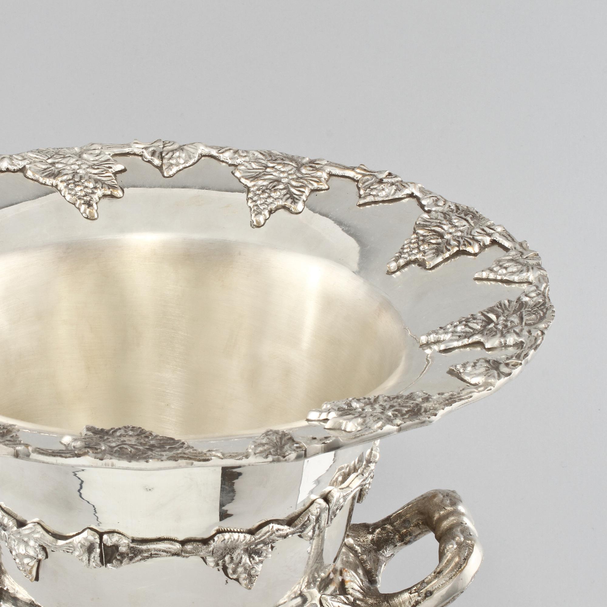 CHAMPAGNEKYLARE, vitmetall, 1900-talets andra hälft.