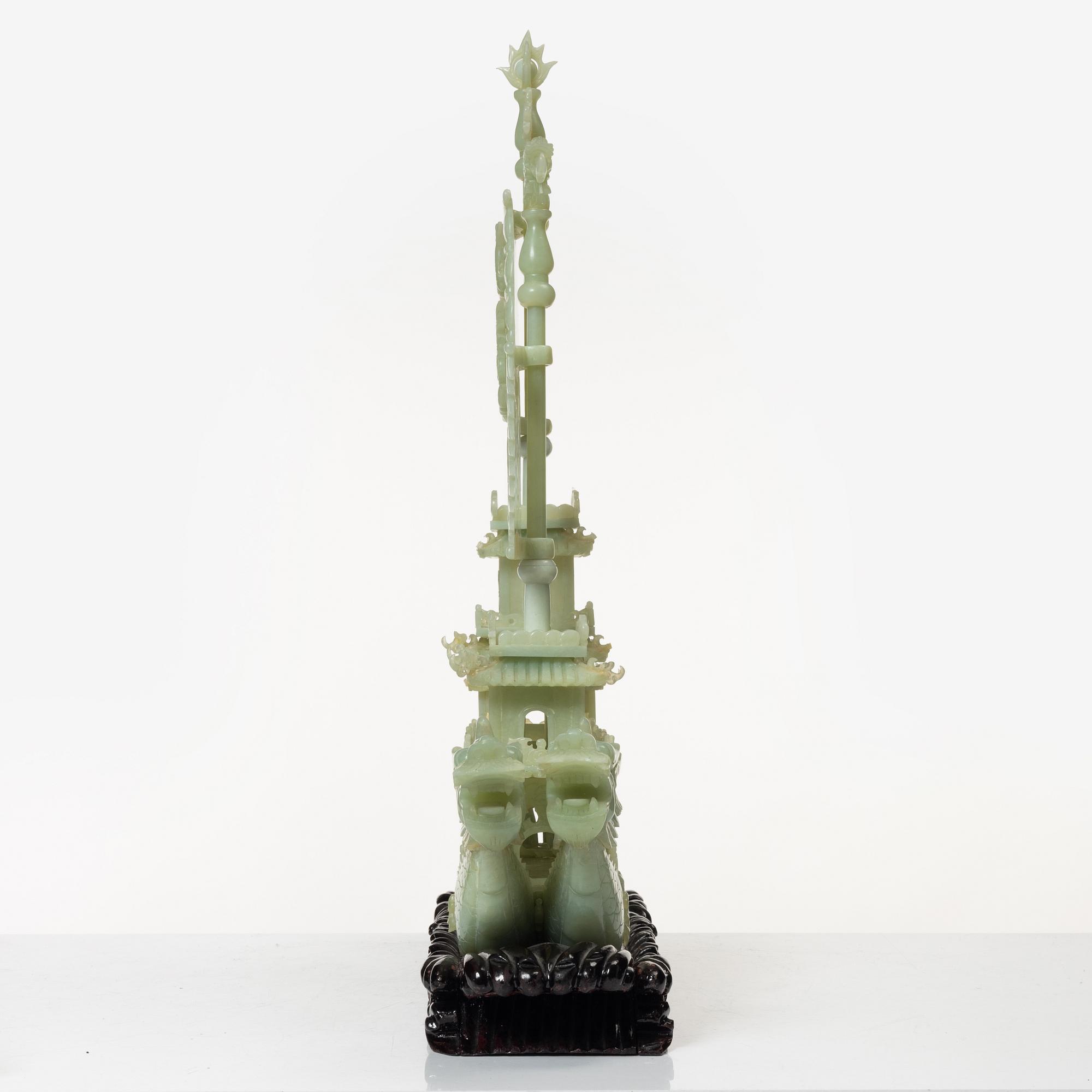 Skulptur, i form av fartyg, grön sten troligen bowenit, Kina, 1900-tal.