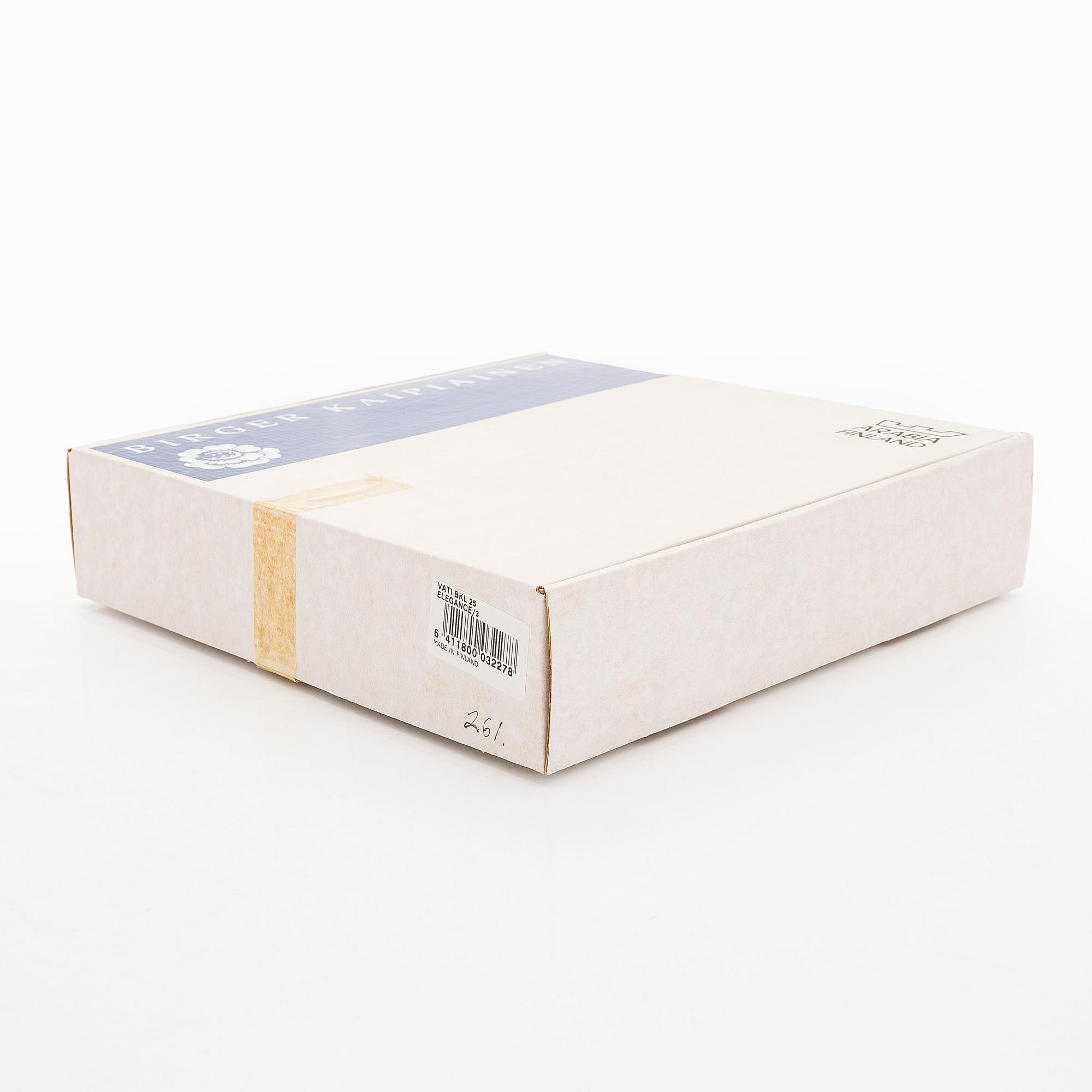 Birger Kaipiainen, a decorative porcelain dish, 'Elegance/3', numbered 261. Pro Arte, Arabia.