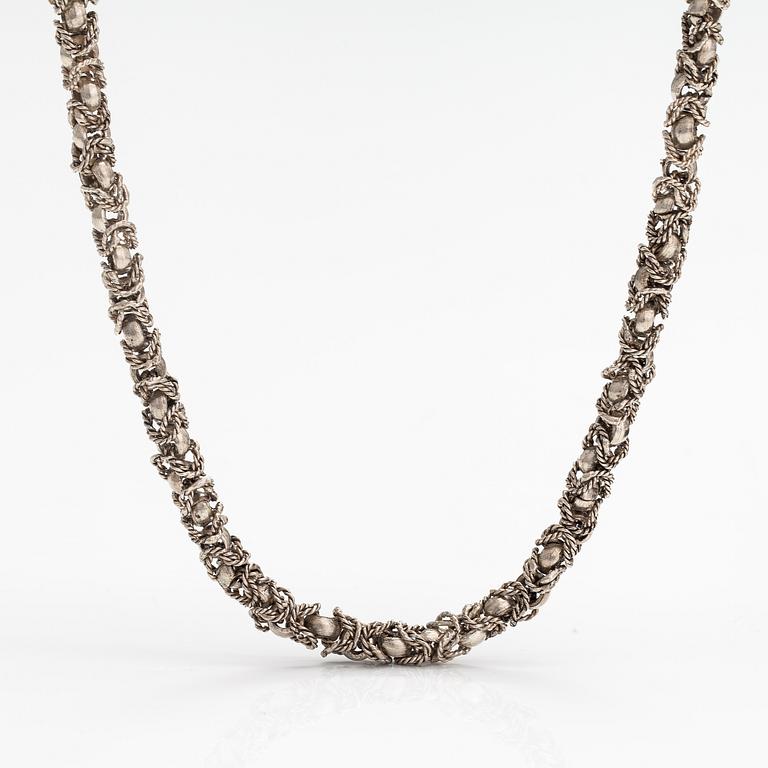 A silver collier.