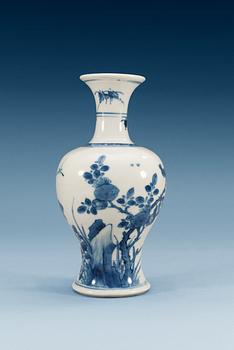 1697. A blue and white Transitional vase, 17th Century.