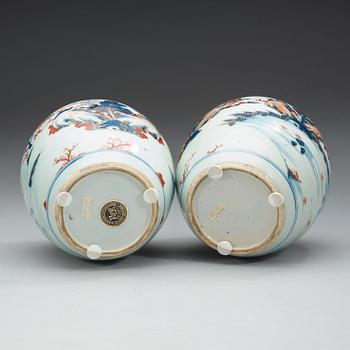 BOJANER, ett par, porslin. Qing dynastin, 1700-talets förra hälft.
