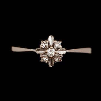 RINGAR, 2 st 18 k vitguld med briljanter. Vikt ca 5 g.