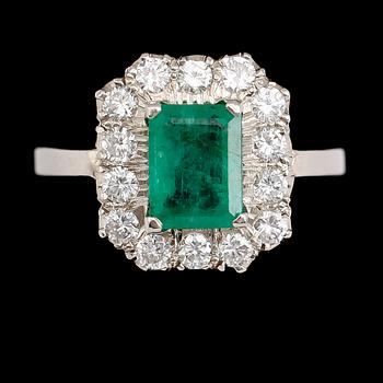 RING, 14 k vitguld, smaragd och briljantslipade diamanter.