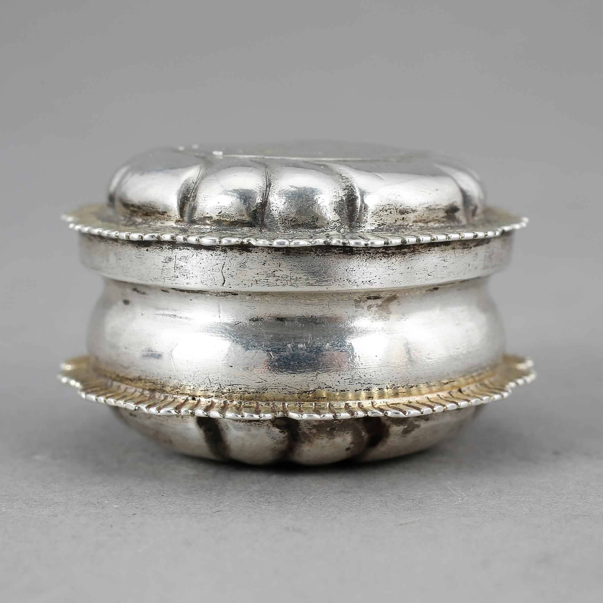 KYRKDOSA, silver, otydlig mästarstämpel, Sverige 1700/1800-tal. Vikt ca 36 gram.
