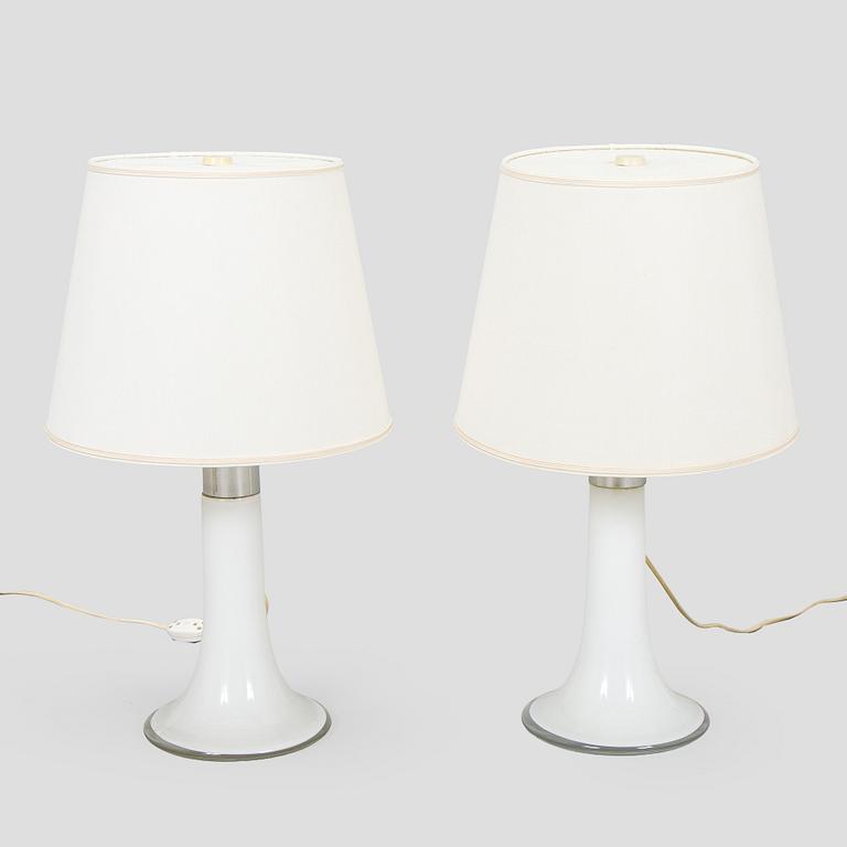 Lisa Johansson-Pape, pöytävalaisimia, 2 kpl, malli 46-017, Stockmann Orno, 1960-luku.