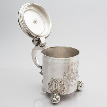 Andreas Berg, dryckeskanna, silver, (verksam 1712-1717), Pärnu, Estland. Senbarock.