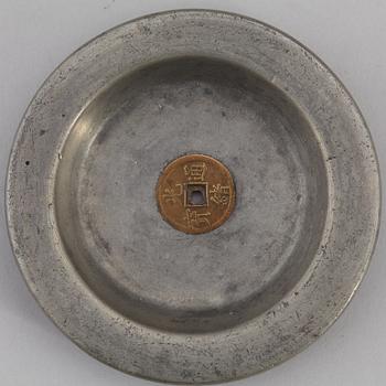 TEKANNA med LOCK, samt FAT, Tenn, sten samt porslin, Kina, 1800/1900-tal.