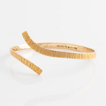 An 18K gold bracelet.