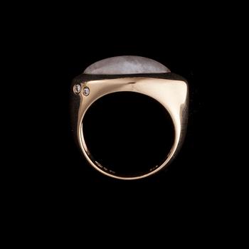 RING, 14K guld, månsten, briljantslipade diamanter. Vikt ca 4,7 g.