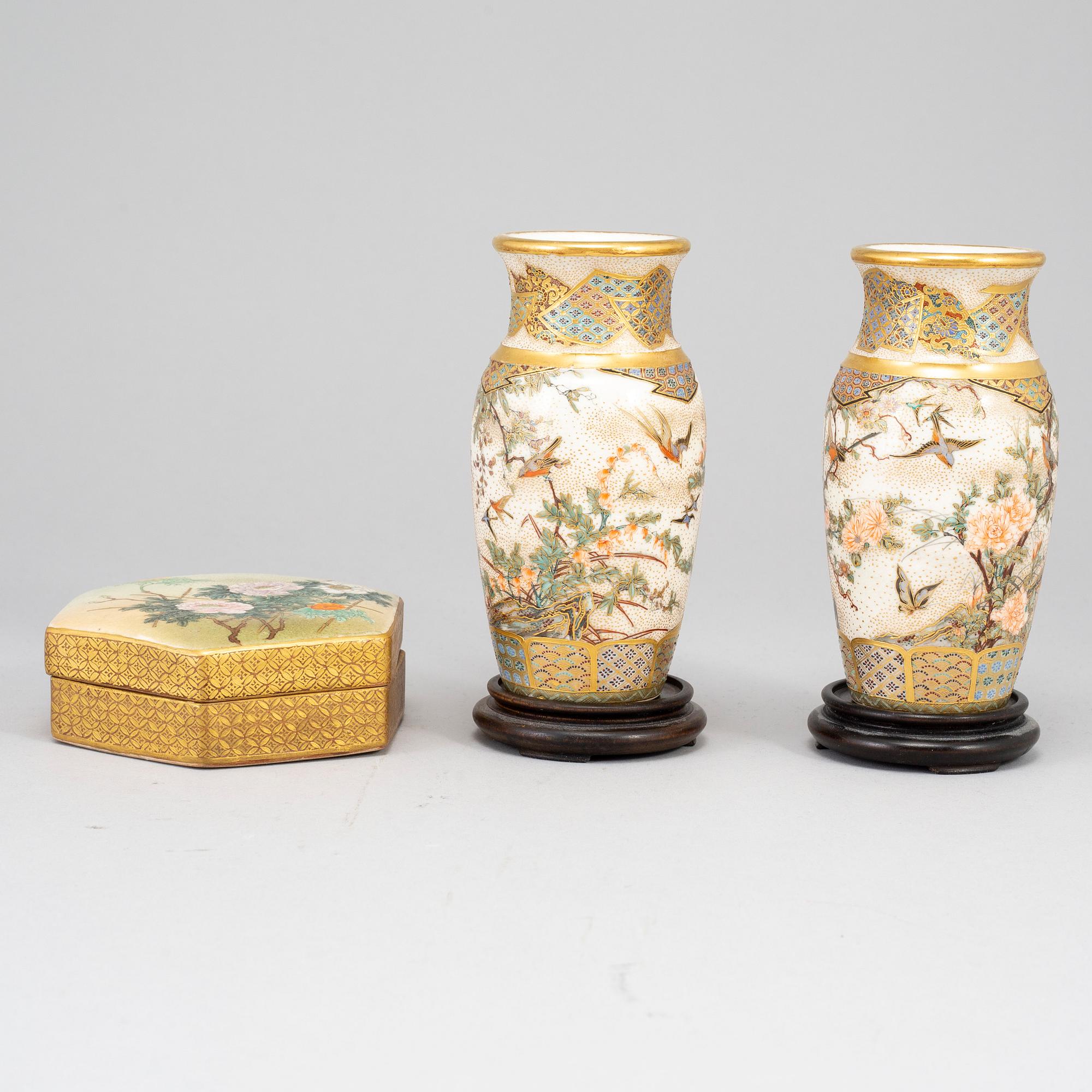 Two Japanese satsuma vases and a box with cover, early 20th Century.