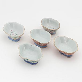 Five chinese porcelain bowls, early 20th Century.