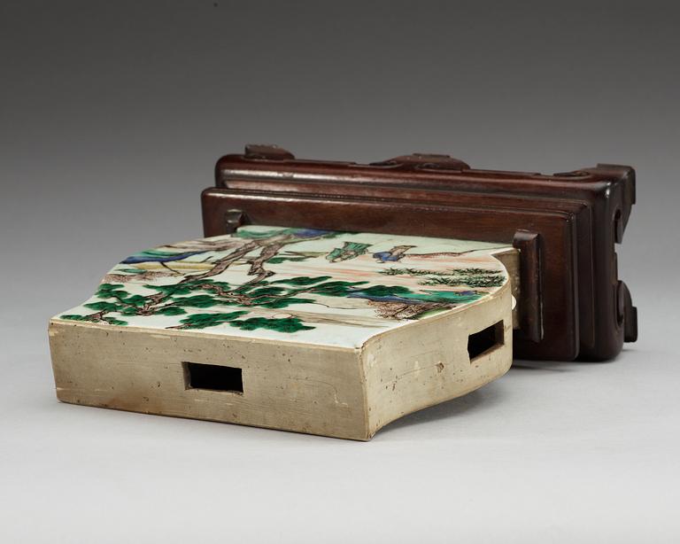 A famille verte stand, Qing dynasty, Kangxi (1662-1722).