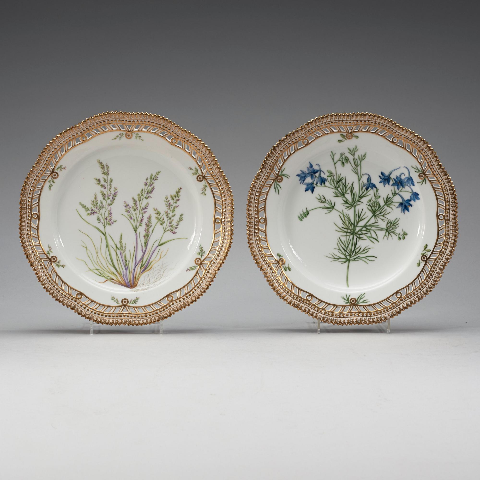 A set of 11 Royal Copenhagen 'Flora Danica' dinner plates, Denmark, early 20th Century.