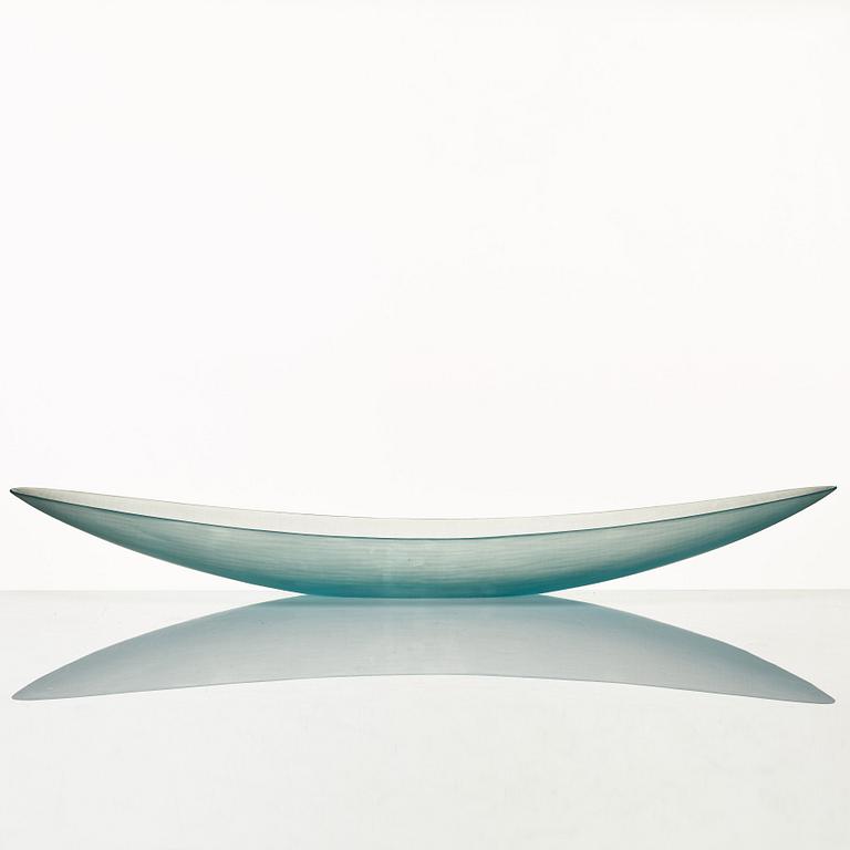 Ludovico Diaz de Santillana & Tobia Scarpa, a blue glass "Canoa Battuti" dish, Venini, Murano, Italy 2002.