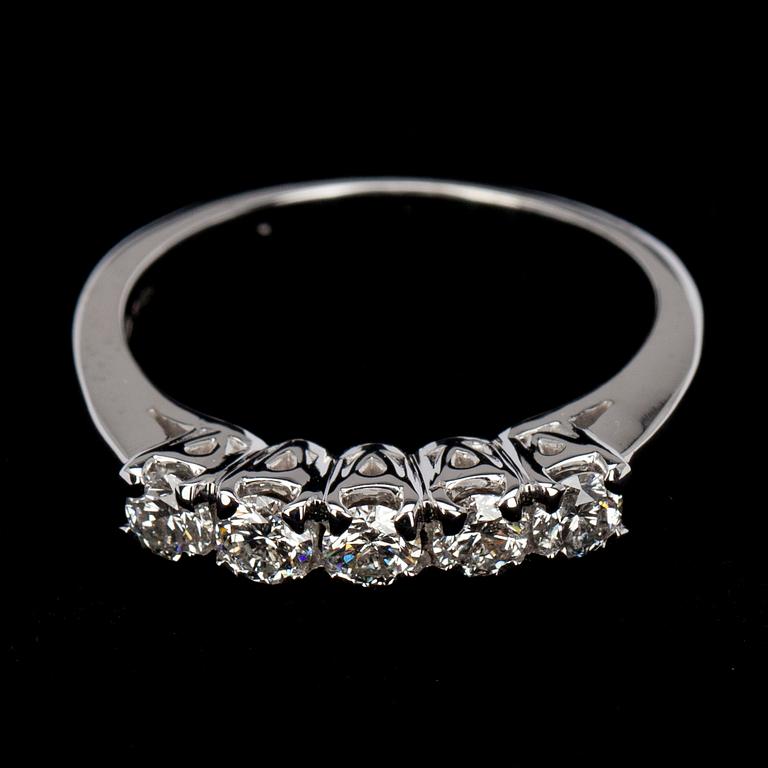 ALLIANSRING, vitguld 18K, 5 briljantslipade diamanter, tot. 0,60 ct. Vikt 4,5 g. Intyg.