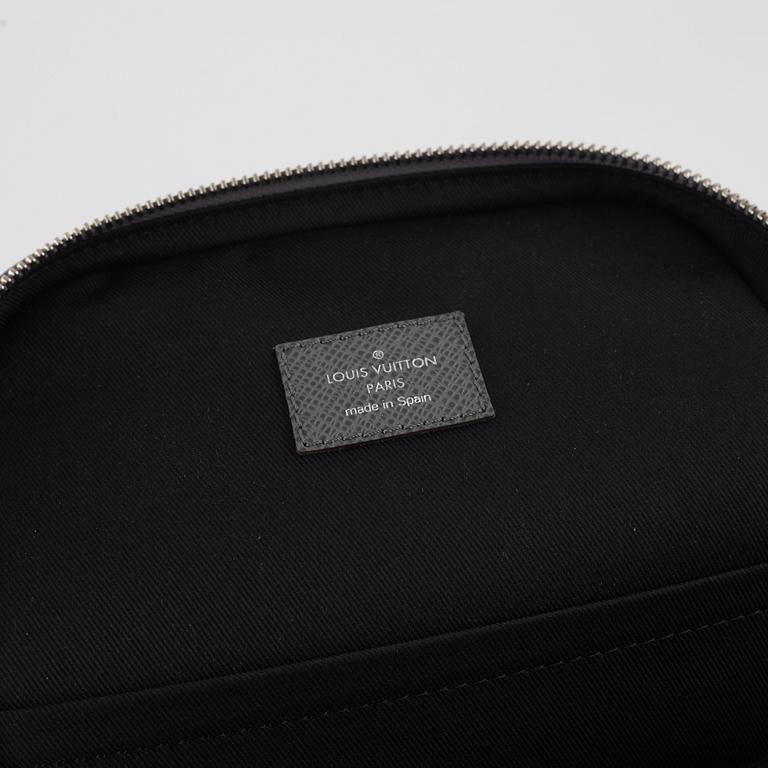 Louis Vuitton, a grey taiga 'Avenue' sling bag, 2022.