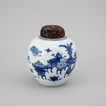 A blue and white jar, Qing dynasty, 18th Century.