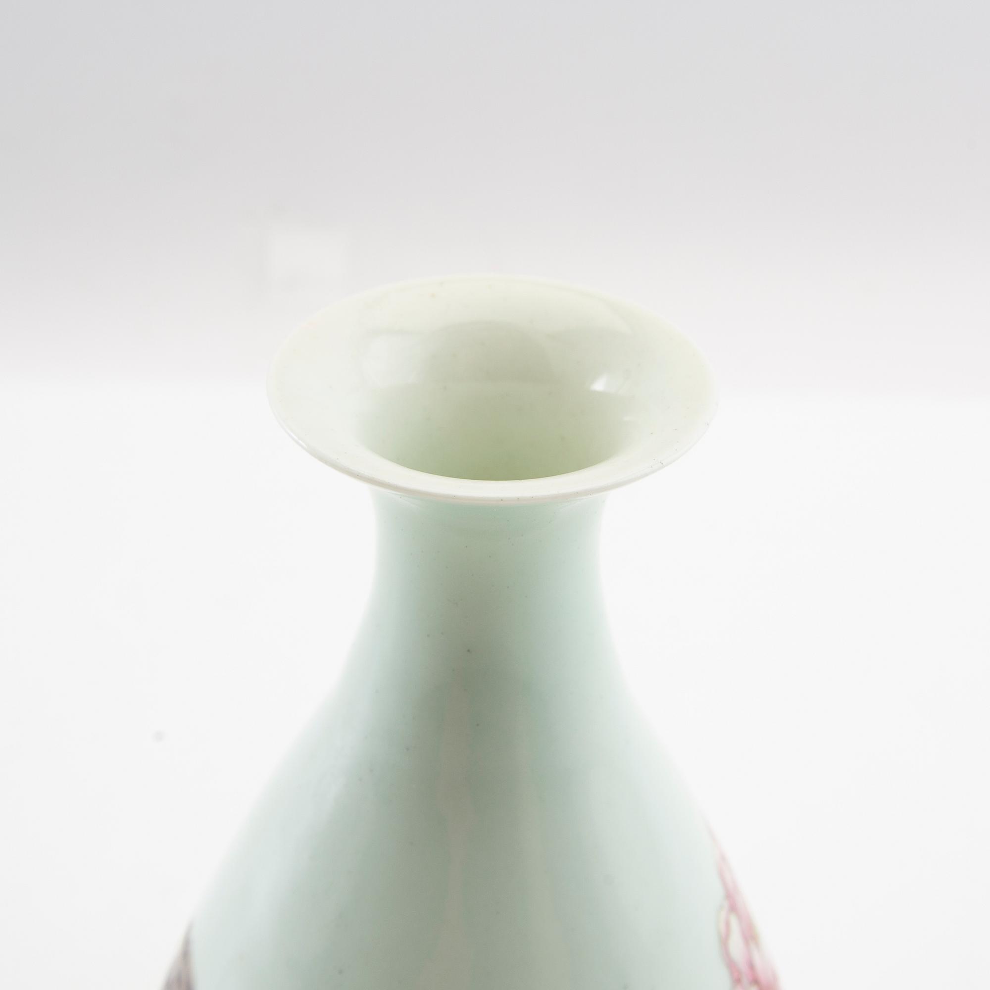 Vase China 20th century eggshell porcelain.