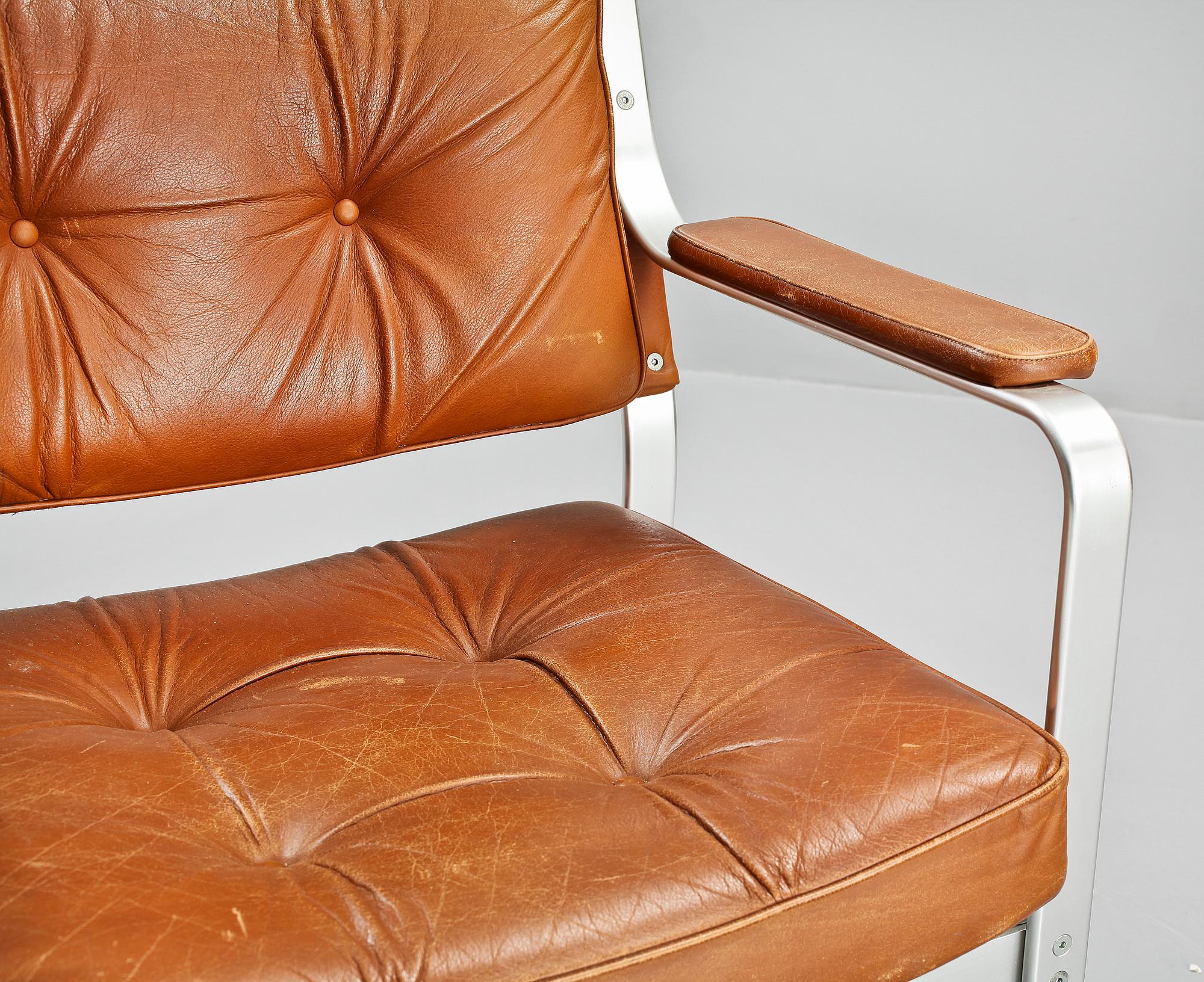 KARMSTOLAR, ett par, samt BORD, "Mondo", Karl-Erik Ekselius, JOC Möbler, Vetlanda.