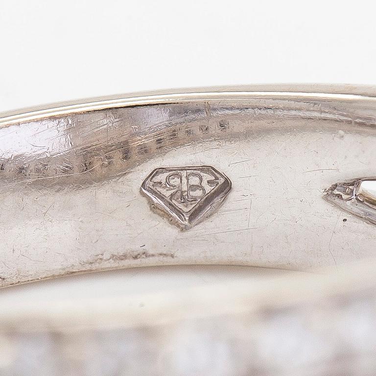 Ring, 14K vitguld med en prinsesslipad diamant ca 0.50 ct och sidodiamanter totalt ca 0.30 ct.