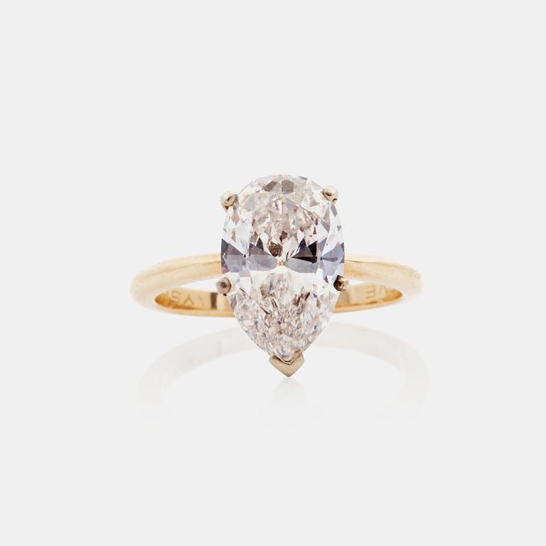 A pear-shaped 3.42 ct natural faint pink/VS2 diamond ring. Quality according to certificate from GIA.