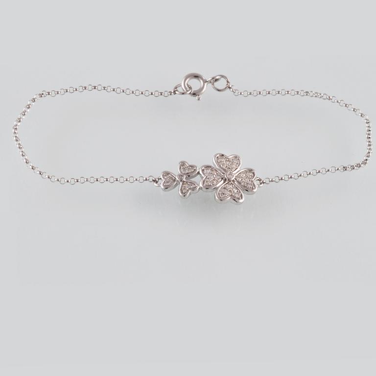 ARMBAND, 18K vitguld med briljantslipade diamanter ca 0.21 ct. Vikt 2,0 gram.