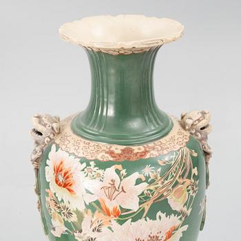 A pair of Japanese porcelain urns, first half of the 20th century, with pedestals.