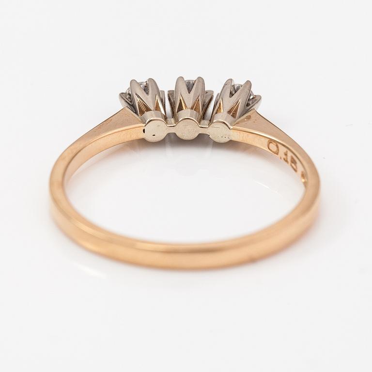 Elis Kauppi, Sormus,, 14K kultaa, timantteja n. 0.15 ct yht kaiverruksen mukaan. Kupittaan Kulta, Turku 1981.