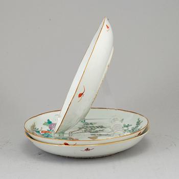 SKÅLFAT, tre stycken, porslin. Qingdynastin, sent 1800-tal.