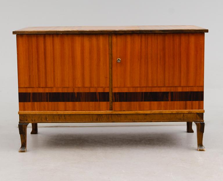 SIDEBOARD, Erik Chambert, Chamberts Möbelfabrik, 1900-talets första hälft.