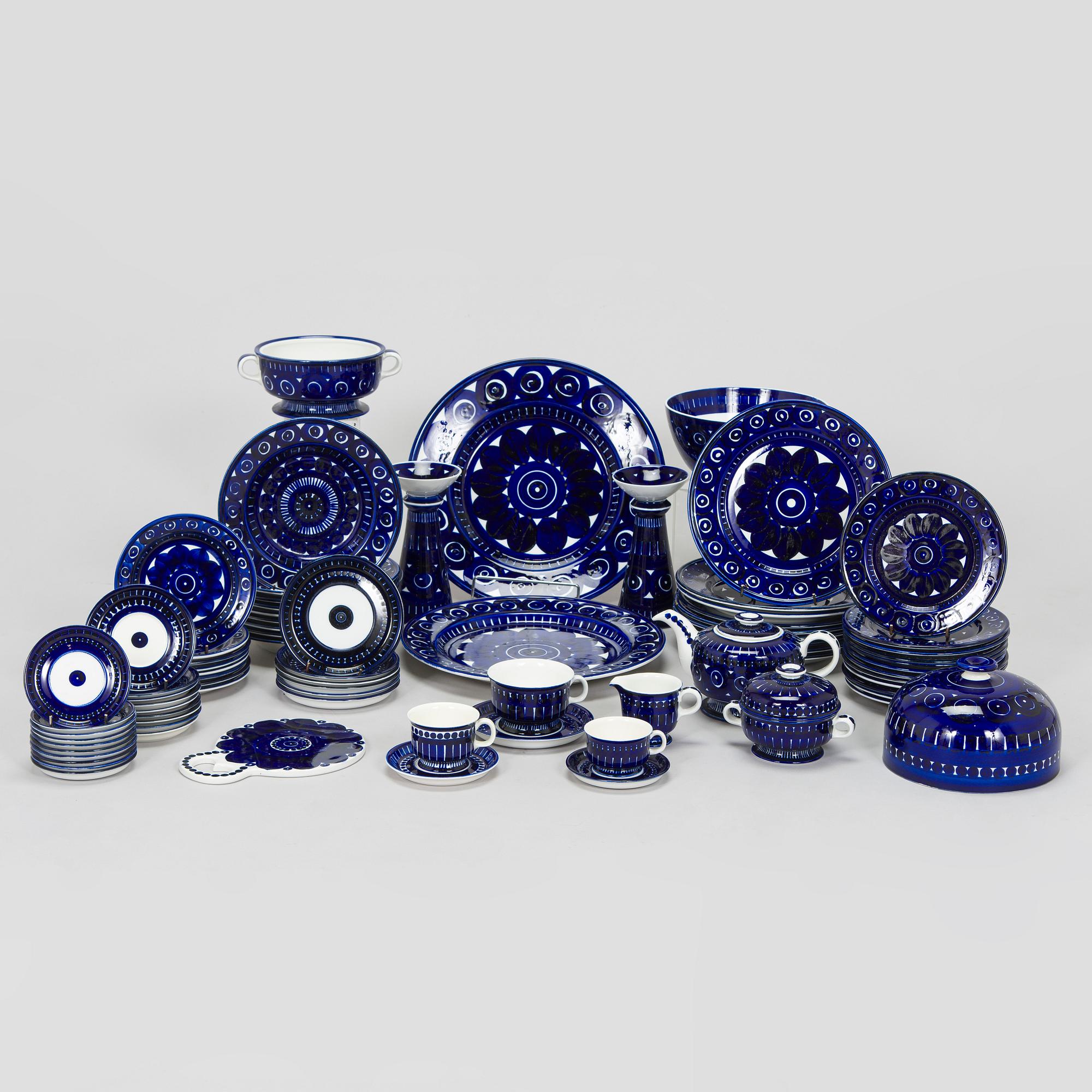 Ulla Procopé, A 75piece dinnerware and coffee service, "Valencia", Arabia 1960s.