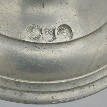 SKRÅBÄGARE, tenn, troligen Tyskland, bär datering 1713, 1800-tal.