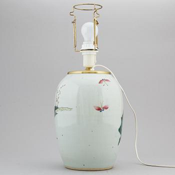 A famille rose jar, turned into a table lamp, Qing dynasty, circa 1900.