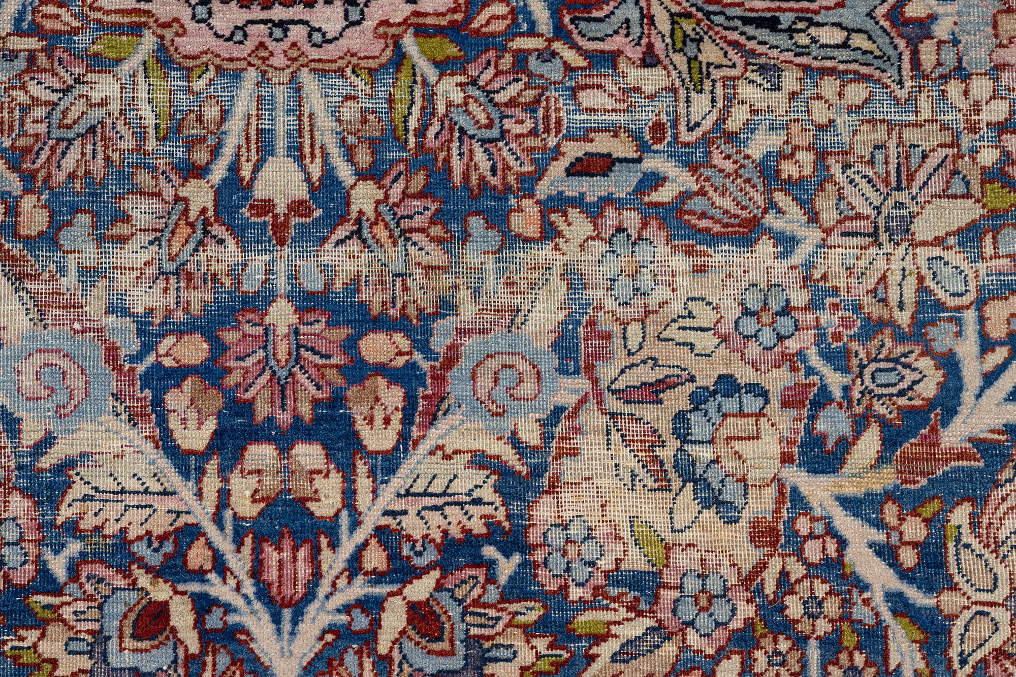 An antique Kirman carpet, ca 410 x 290 cm.