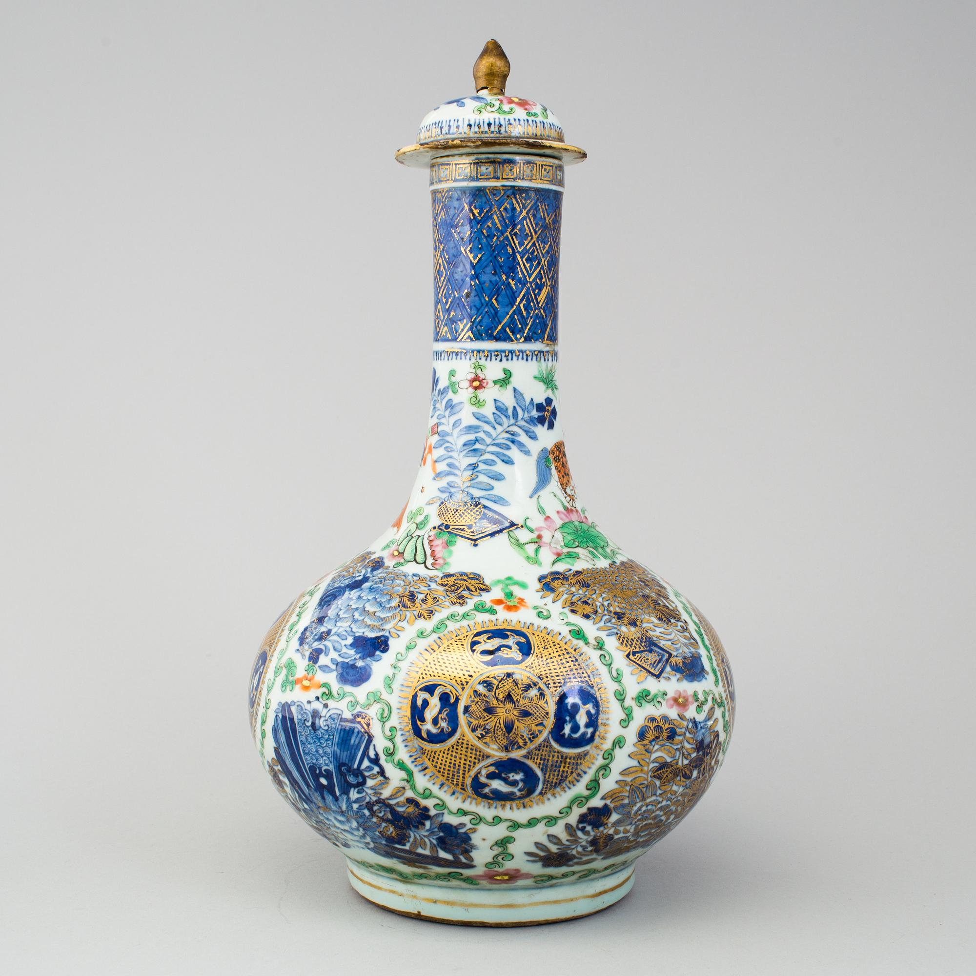 A chinese famille rose medallion and underglazed blue and white vase with cover. Qing dynasty, late 19th century.