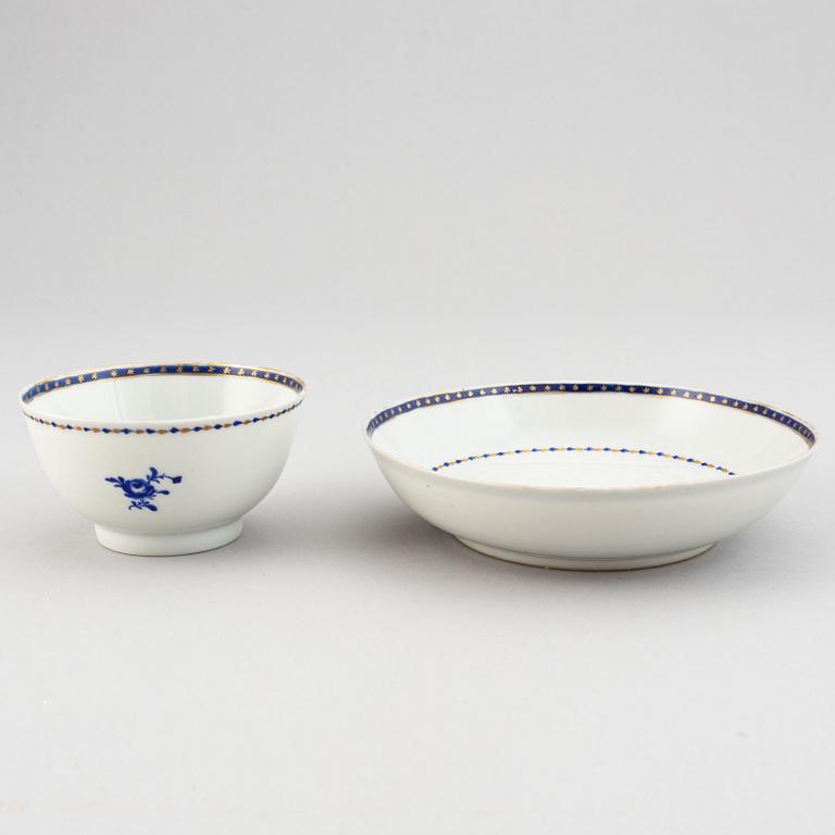 A Chinese Export punch bowl and four cups with stands, Qing dynasty, Jiaqing (1796-1820).