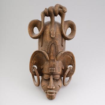 MASK, snidat trä, Afrika.