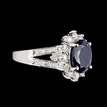 RING, 10 k vitguld, blå safir 3,15 ct, briljantslipade diamanter tot ca 0,70 ct.