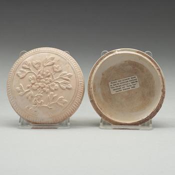 A 'Vung Tau Cargo dish and box with cover, 17th Century, circa 1690.