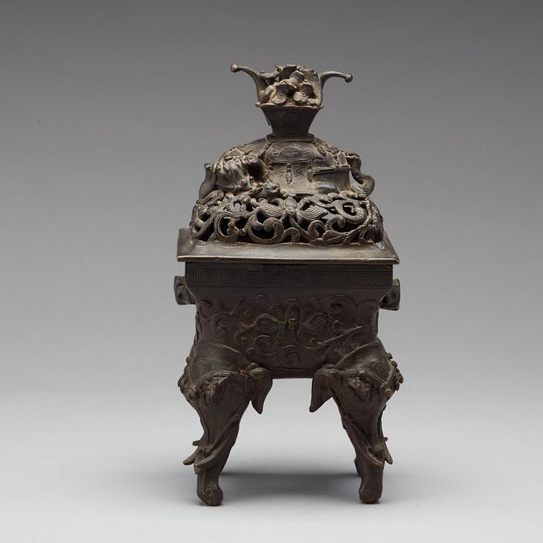 RÖKELSEKAR med LOCK, brons. Sen Qingdynasti, 1800-tal.