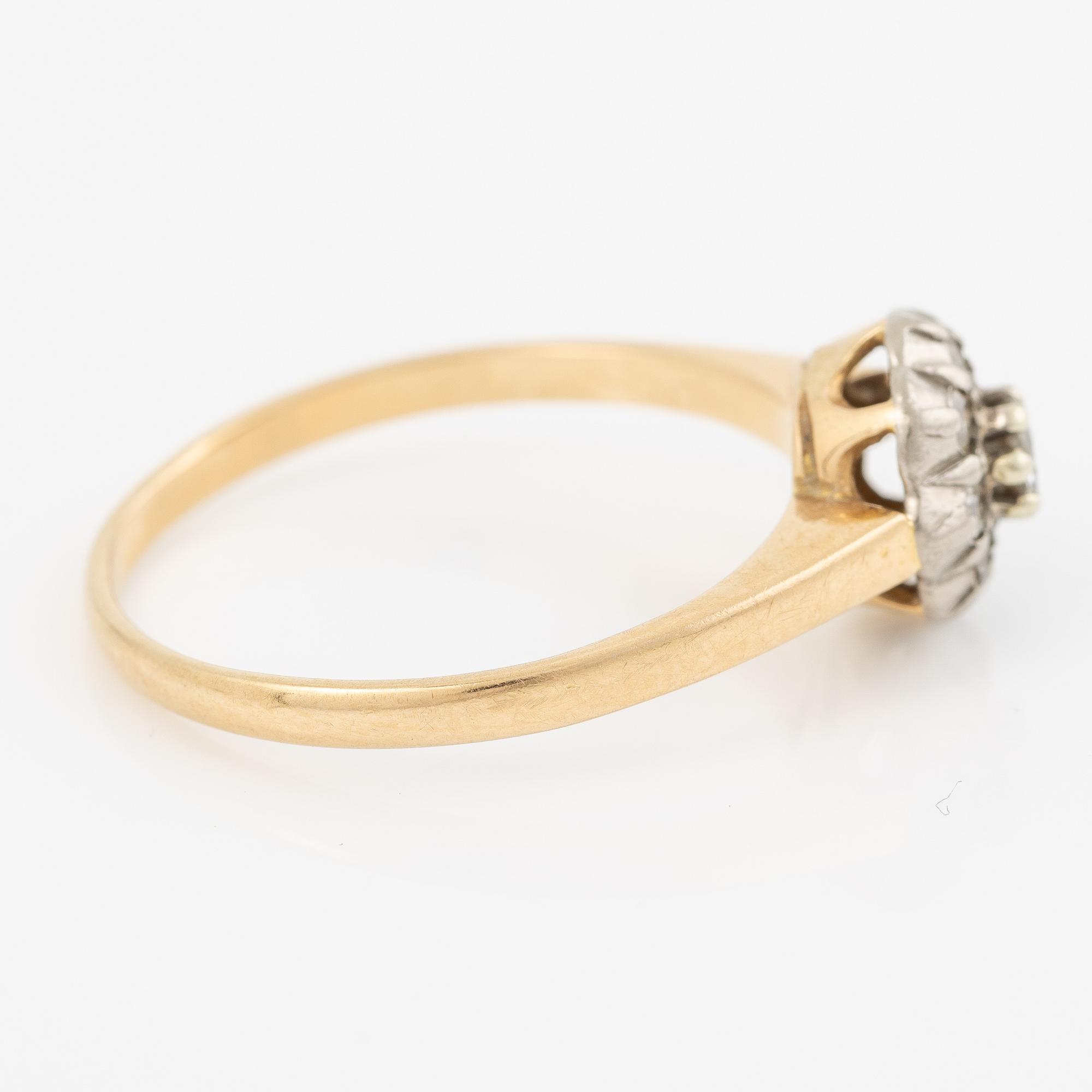Ring in 18K gold set with round brilliant and eight-cut diamonds.