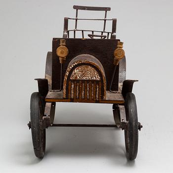 A model of a car from the early 20th century.