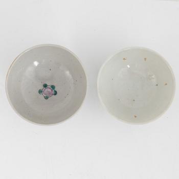 A Chinese porcelain vase, three bowls and a censer with cover, late Qing dynasty / early 20th century.