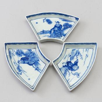 Three blue and white porcelain cabaret trays, Qing dynasty, late 19th century.