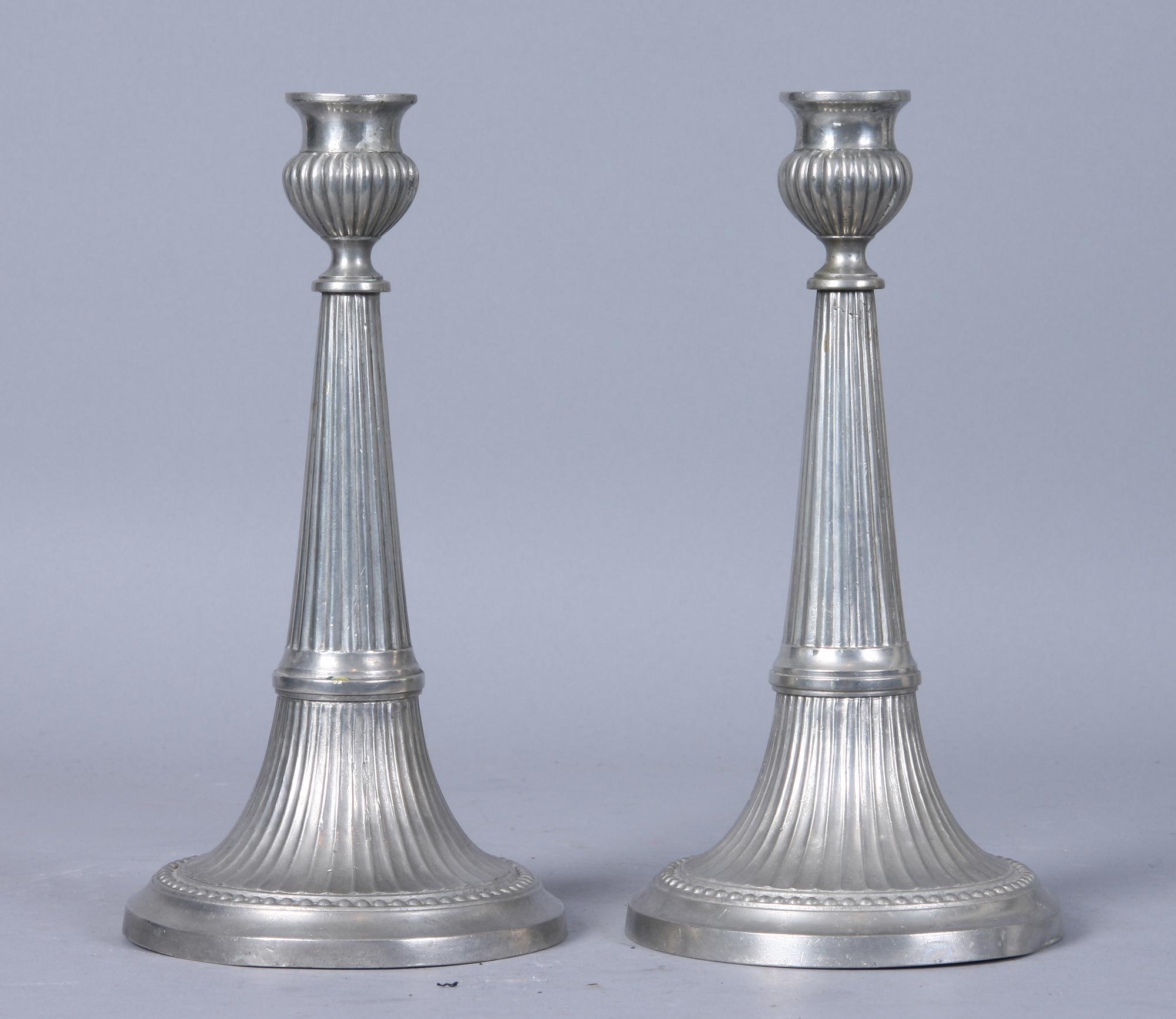 LJUSSTAKAR, ett par, tenn, märkta "Martin Artedius 1800".