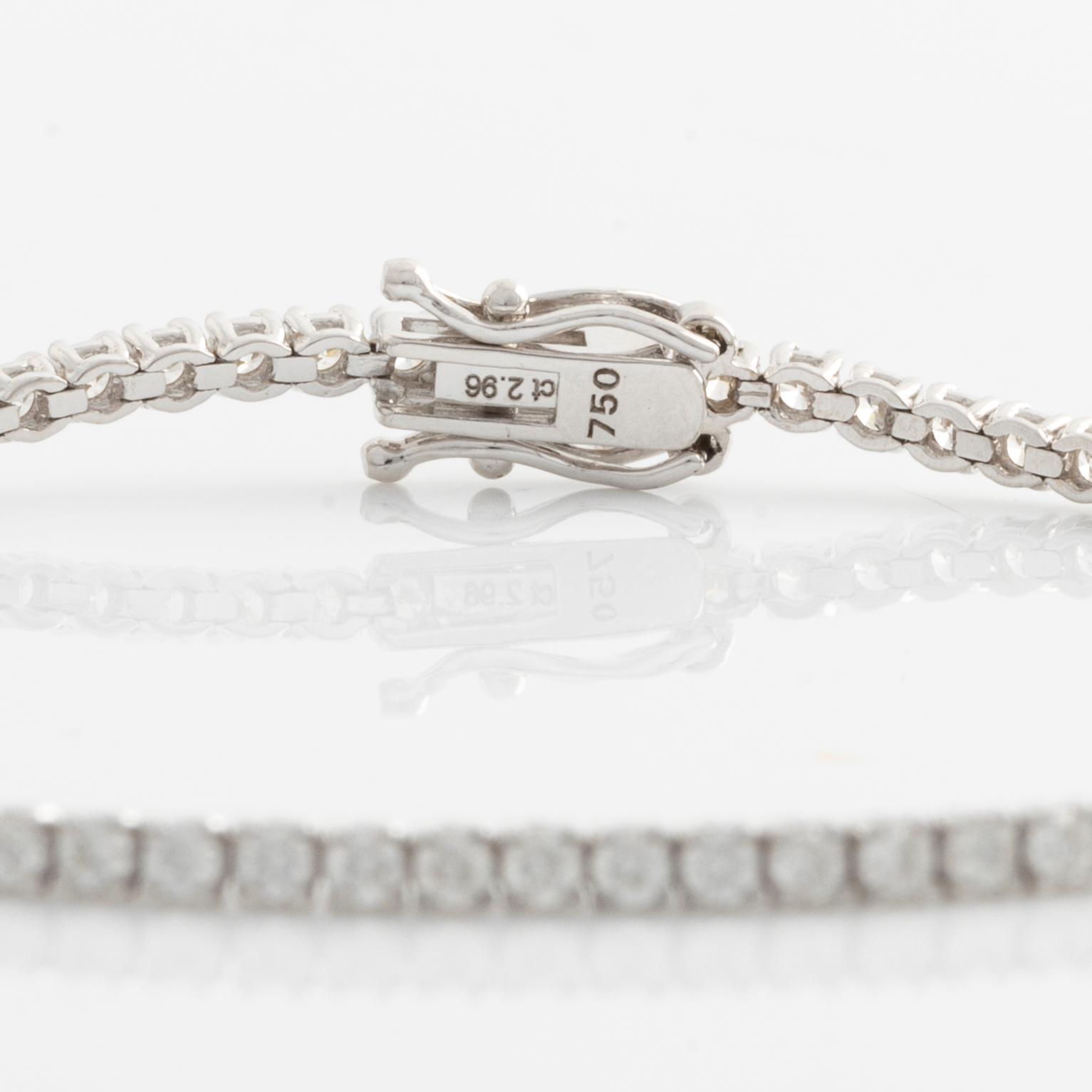Tennis bracelet with brilliant-cut diamonds.