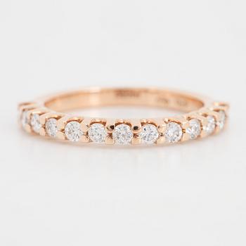 Brilliant-cut diamond ring.