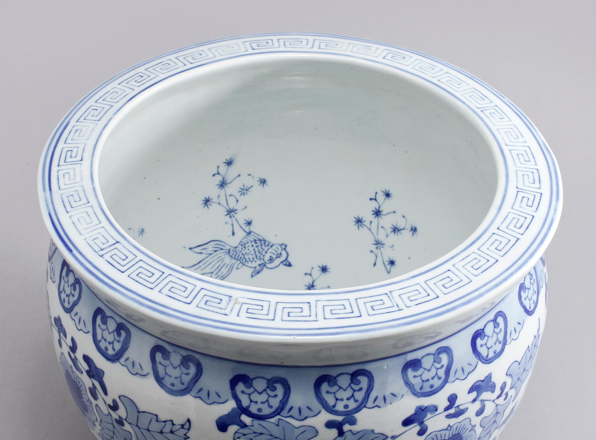FISKBASSÄNG, Kina, porslin, 1900-tal/modern tillverkning.